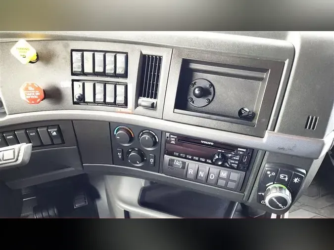 2021 VOLVO VNL740