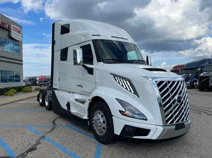 2025 VOLVO VNL64T660