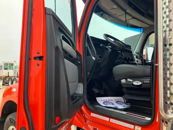 2023 Kenworth W990