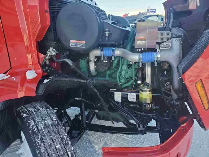 2022 VOLVO VNR64T300