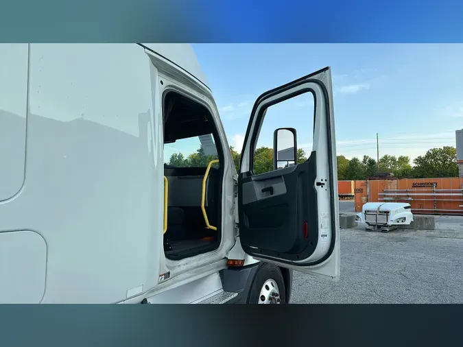 2022 Freightliner Cascadia 126