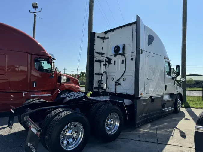 2020 Freightliner Cascadia 126