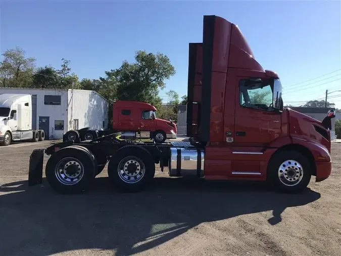 2020 VOLVO VNR300