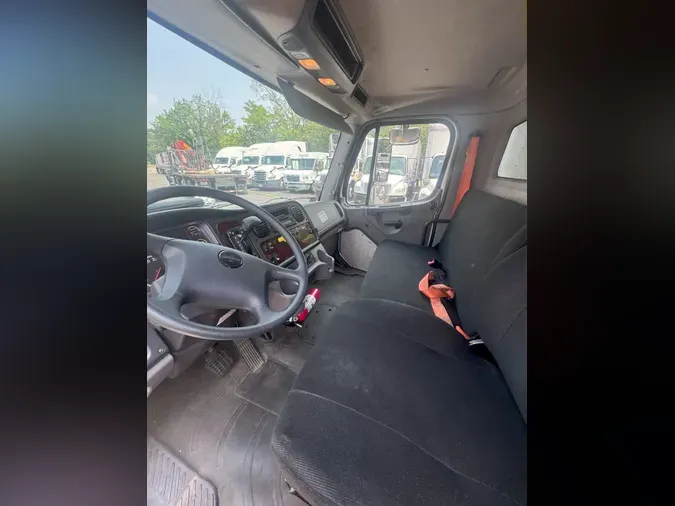 2017 FREIGHTLINER M2 106