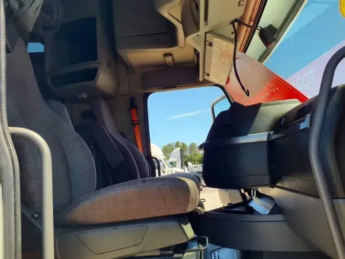 2019 VOLVO VNL64T-760