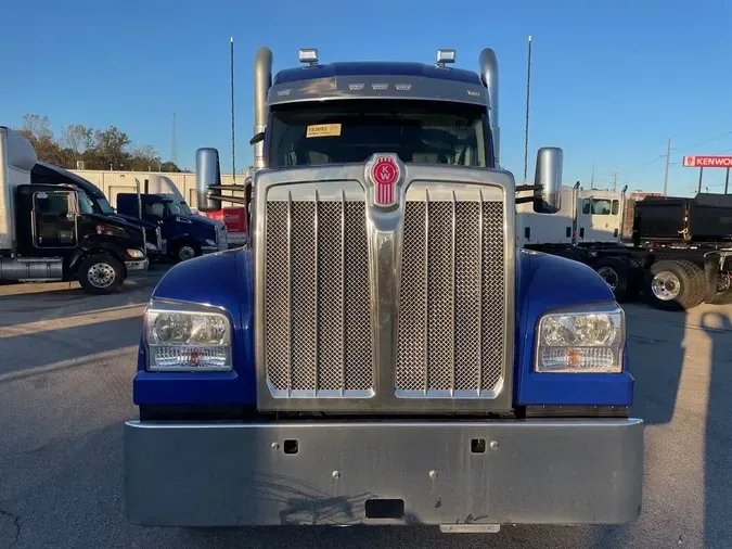 2025 Kenworth W990