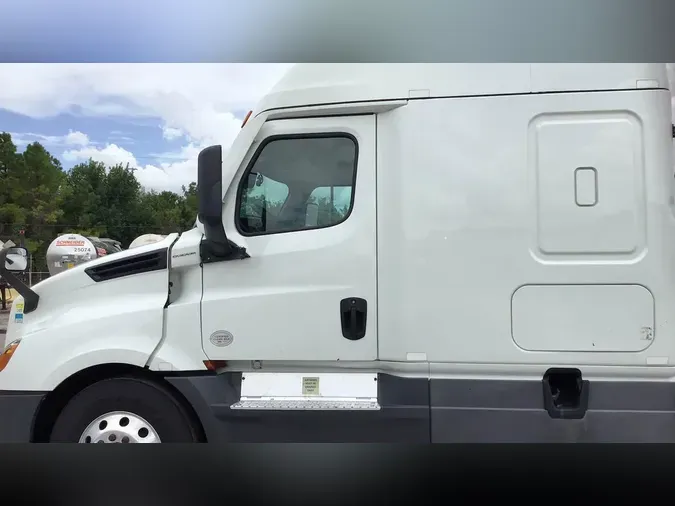 2021 Freightliner Cascadia 126