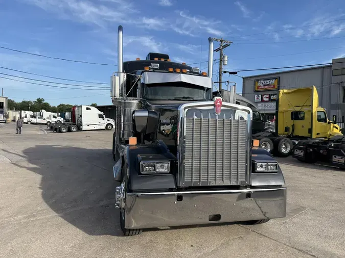 2023 Kenworth W900