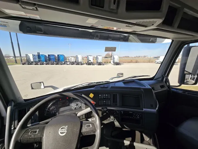 2021 VOLVO VNL64T300