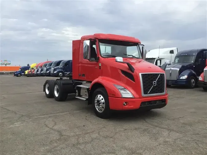 2023 VOLVO VNR300