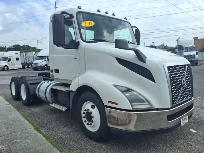 2019 VOLVO VNL64T-300