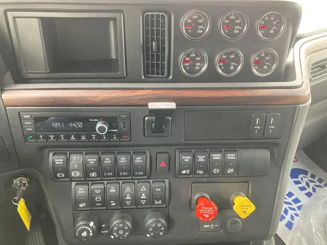 2026 International HX620 Sleeper