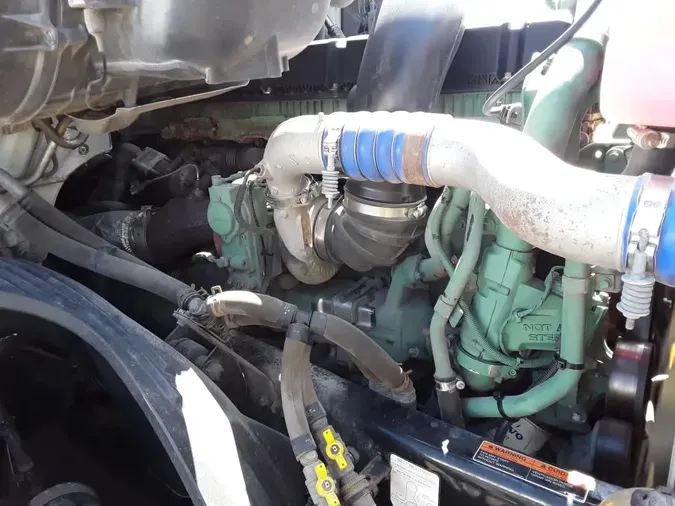 2020 VOLVO VNL64T-760