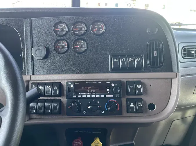 2023 Peterbilt 389
