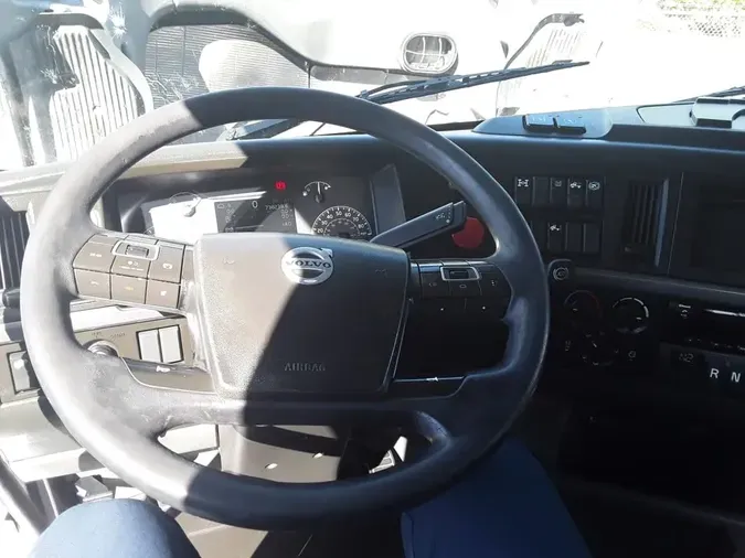 2019 VOLVO VNL64T-300
