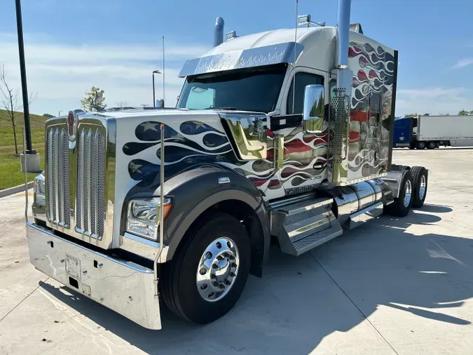 2023 Kenworth W990