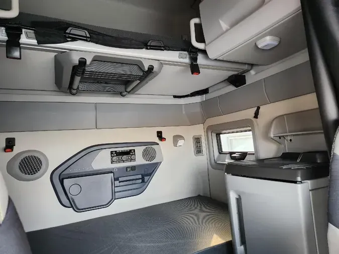 2025 VOLVO VNL64T860