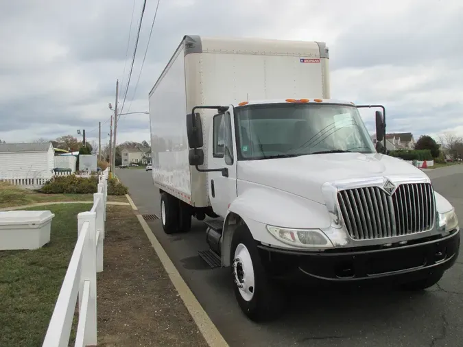2002 INTERNATIONAL 4300