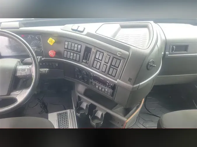 2022 VOLVO VNL740
