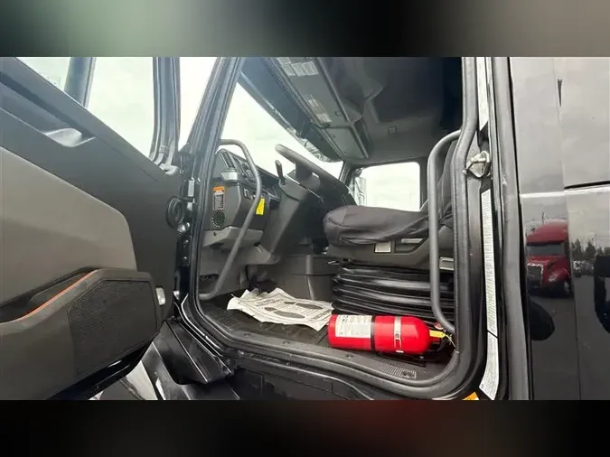 2020 VOLVO VNL860