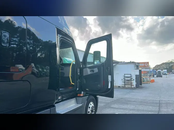 2022 Freightliner Cascadia 126be7f3b90f7d48f8a8b4189ebfcd5756a