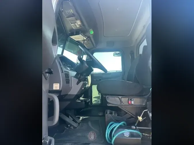 2021 Peterbilt 348