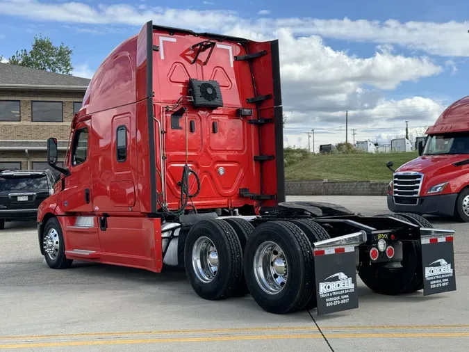 2022 FREIGHTLINER Cascadia 126