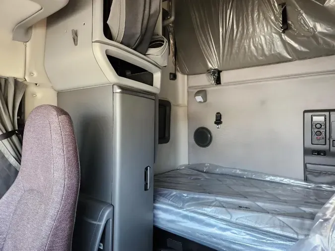2023 VOLVO VNL64T760