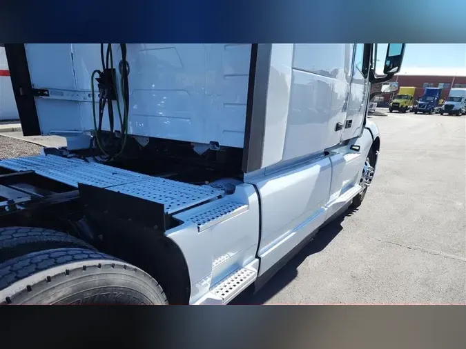 2023 VOLVO VNL760
