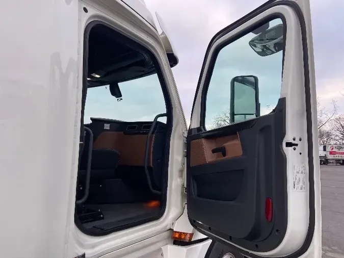 2019 Freightliner T12664ST