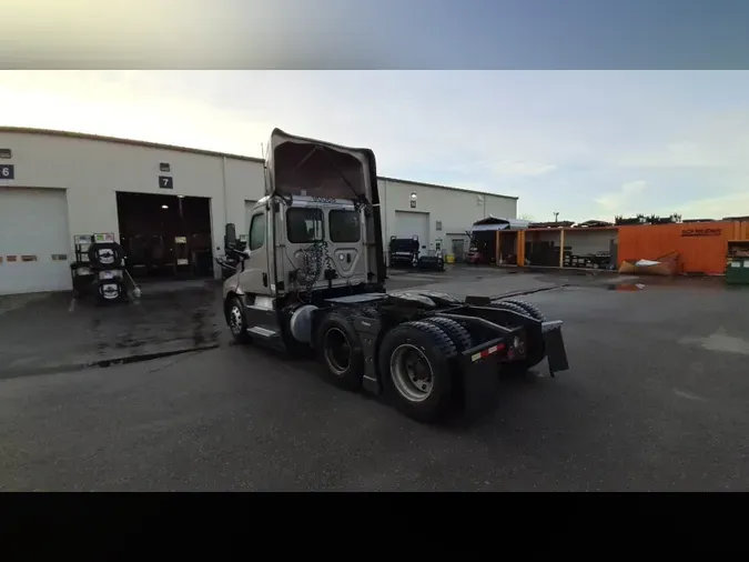 2020 Freightliner Cascadia 126