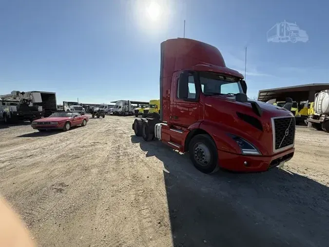 2020 VOLVO VNR64T300