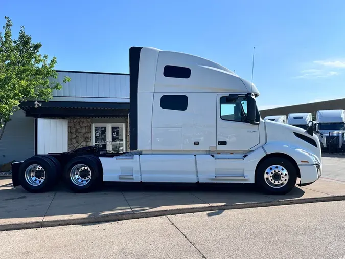 2025 VOLVO VNL64T760