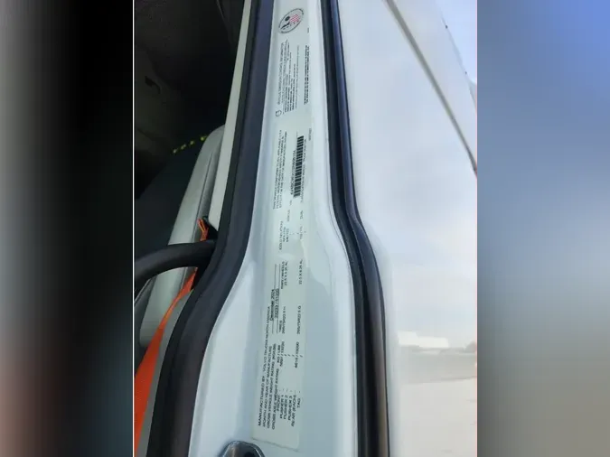 2025 VOLVO VNL64T860