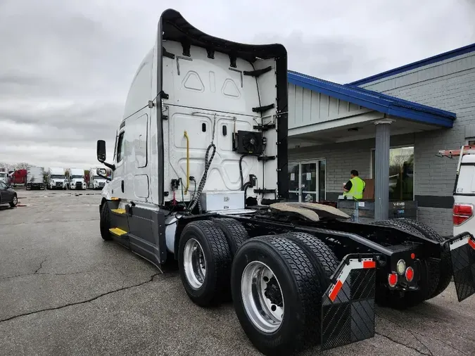 2020 FREIGHTLINER Cascadia 126