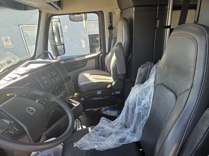 2025 VOLVO VNL64T860