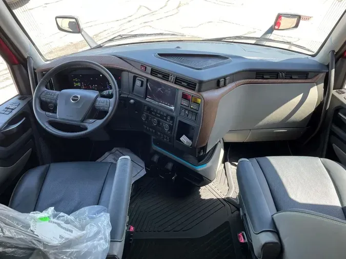 2025 VOLVO VNL64T860