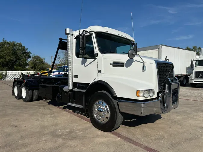 2018 VOLVO VHD64B200