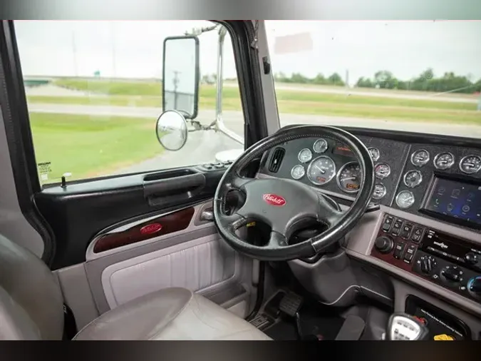 2022 PETERBILT 389