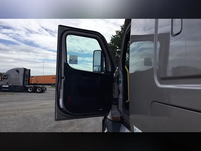 2025 Freightliner Cascadia 126bf1a99ff6bf5acc2554f927a6119f457