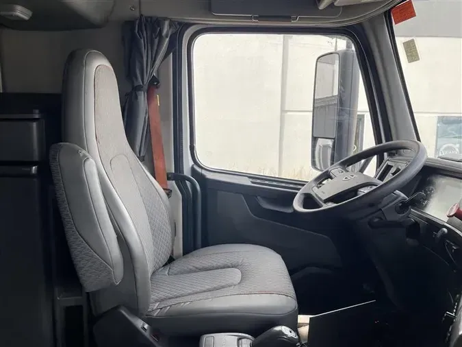 2021 VOLVO VNL64T760