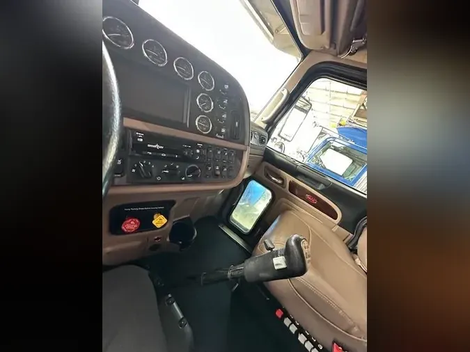 2022 Peterbilt 389