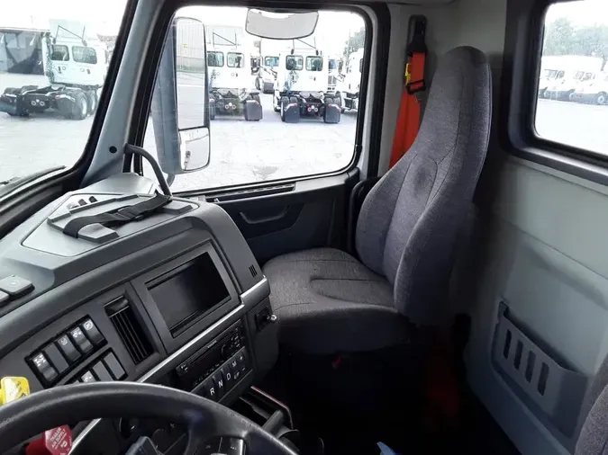 2019 VOLVO VNL64T-300
