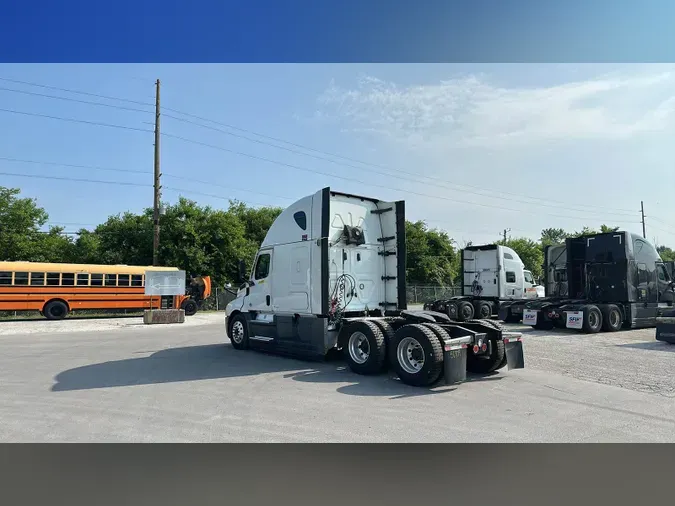 2021 Freightliner Cascadia 126