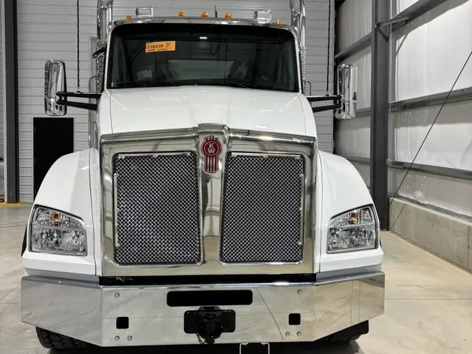 2027 Kenworth T880