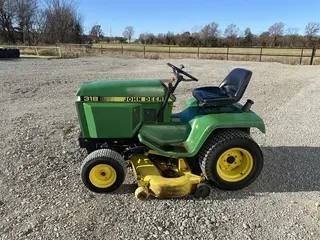 1987 John Deere 318