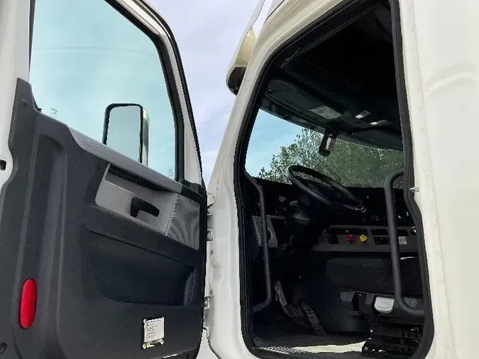 2018 Freightliner T12664ST