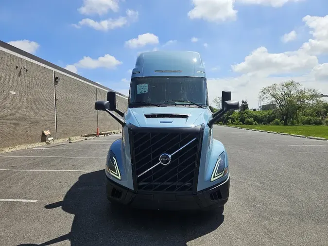 2025 VOLVO VNL64TV04