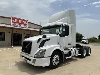 2017 VOLVO VNL64T300