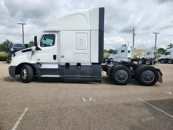 2021 FREIGHTLINER Cascadia 126